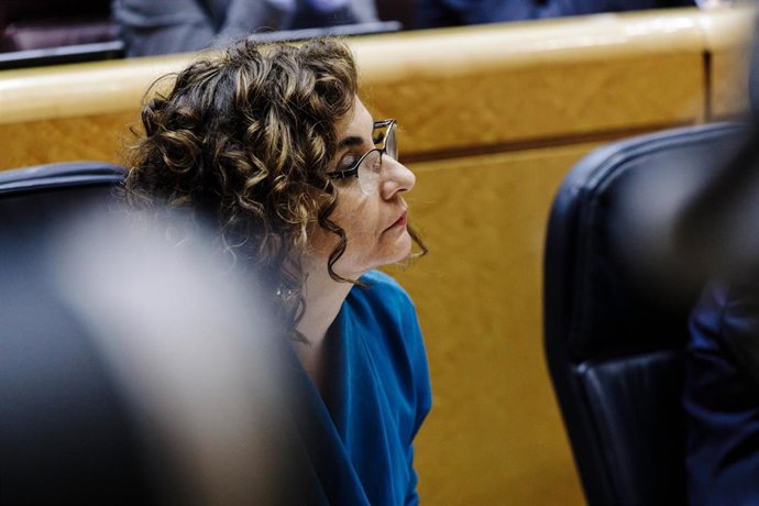 La ministra de Hacienda y Función Pública, María Jesús Montero, en un pleno del Senado, a 31 de enero de 2023, en Madrid (España). Esta comparecencia es la primera de este año que ha confrontado a Sánchez y al líder del PP, Alberto Núñez Feijóo. Sánchez