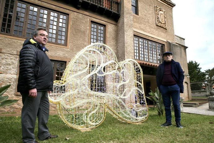 El alcalde de Noja, Miguel Ángel Ruiz, y el consejero de Turismo, Javier López Marcano, presentan la imagen del Plan de Sostenibilidad Turística del municipio