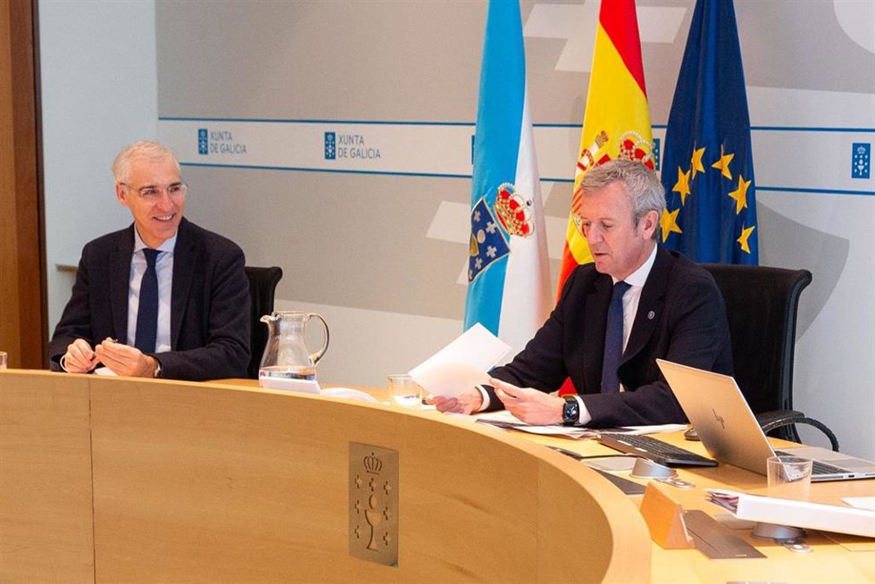 Archivo - El presidente de la Xunta, Alfonso Rueda, y su vicepresidente primero, Francisco Conde, en la reunión del Consello de la Xunta.