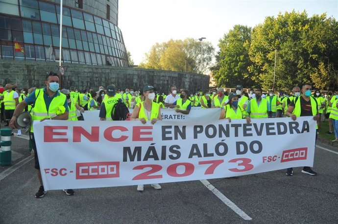 Archivo - Varias decenas de personas protestan en una manifestación de los trabajadores de Ence, a 16 de julio de 2021, en Pontevedra, Galicia (España). Esta movilización de trabajadores de Ence se produce después de que la Audiencia Nacional haya estim