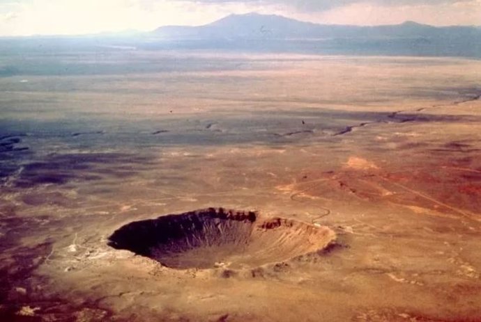 El cráter Barringer, en Arizona, se formó hace unos 50 000 años por un meteorito de hierro de unos 50 metros.