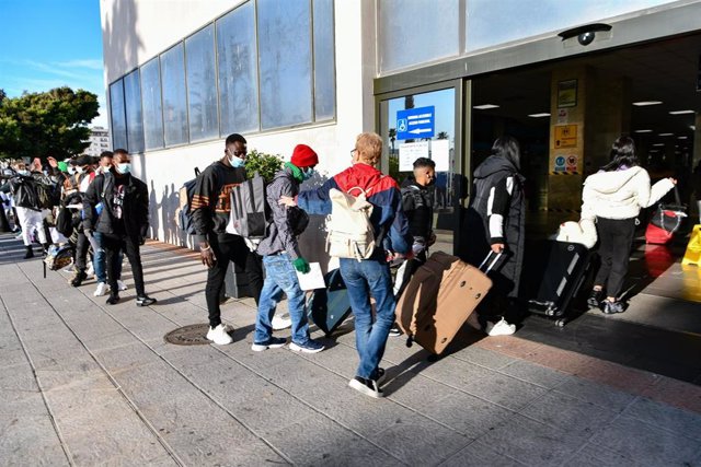 Archivo - Un grupo de migrantes hacen cola en el Puerto de Ceuta para dirigirse a la península, a 3 de febrero de 2022, en Ceuta (España).   