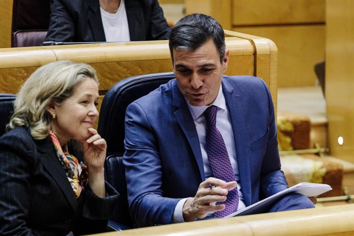 La vicepresidenta primera y ministra de Asuntos Económicos y Transformación Digital, Nadia Calviño, y el presidente del Gobierno, Pedro Sánchez, en un pleno del Senado, a 31 de enero de 2023, en Madrid (España). Esta comparecencia es la primera de este 