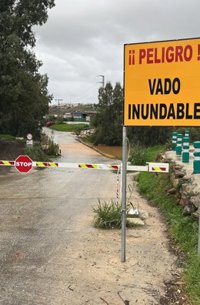 Mijas cierra todos los pasos del río Fuengirola-Gomenaro por el aumento del caudal debido a las fuertes lluvias