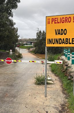 Paso del río Fuengirola en Mijas cortado por las lluvias