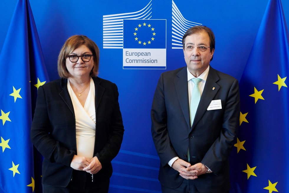 La comisaria de Transportes de la Comisión Europea, Adina Valean, y el presidente de la Junta de Extremadura, Guillermo Fernández Vara.