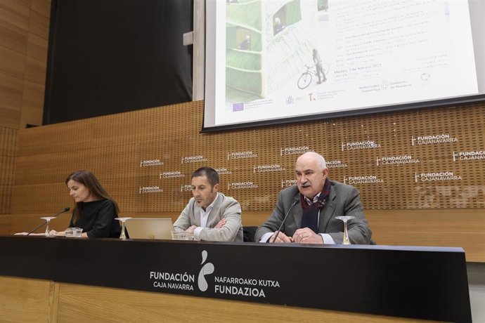 Ana Bretaña, directora general de Vivienda; Juan Carlos Castillo, presidente de la FNMC; y el vicepresidente José María Aierdi en la presentación de la jornada