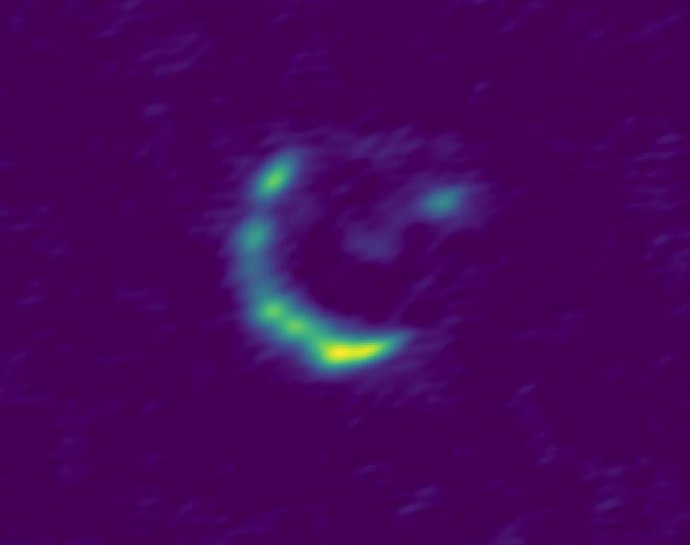 La galaxia magnificada por lente gravitacional captada con el interferómetro ALMA.