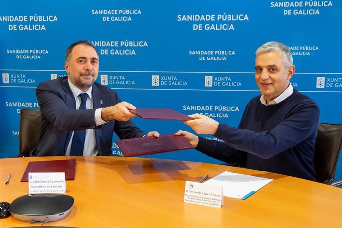El conselleiro de Sanidade, Julio García Comesaña, y el presidente de AGARyD, Servando López Álvarez.