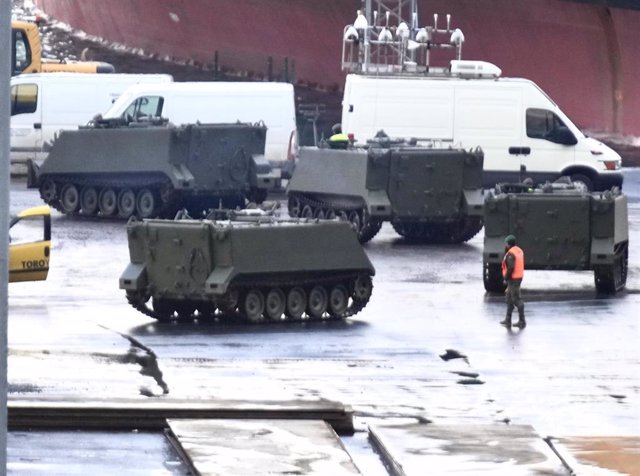 Embarque de los 20 vehículos blindados de transporte de personal que España enviará a Ucrania desde el Puerto de Bilbao.