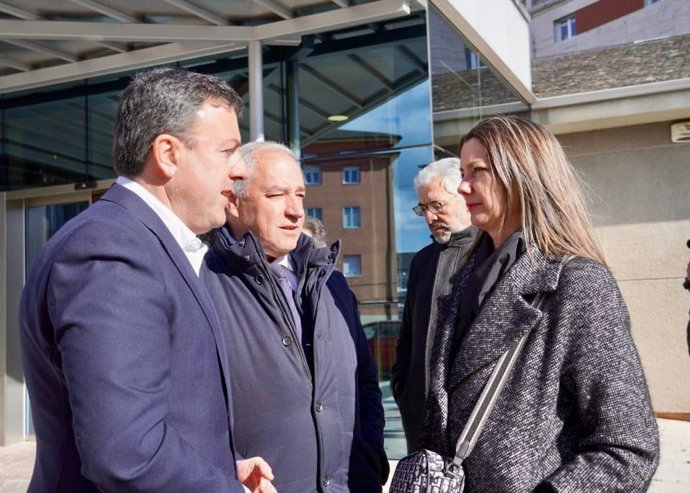 El secretario xeral del PSdeG, Valentín González Formoso, junto a la alcaldesa de Lugo, Lara Méndez, en la entrada del centro de salud de Fingoi (Lugo) este martes.