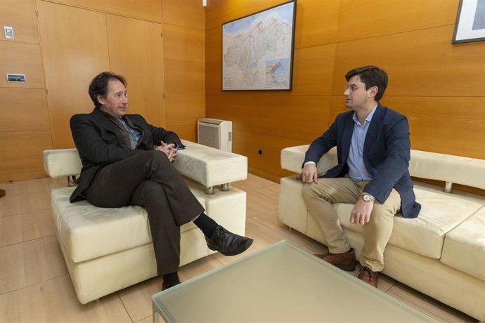 El consejero de Obras Públicas, Ordenación del Territorio y Urbanismo, José Luis Gochicoa, se reúne con el presidente de la Junta Vecinal de Bejes con motivo de la llegada de la Vuelta Ciclista a España a ese núcleo