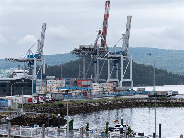 Archivo - Un millar de personas protestan frente a la fábrica de celulosa Ence por la contaminación de la ría por posibles vertidos de mercurio, a 19 de junio de 2022, en Pontevedra, Galicia, (España). La 'Marcha contra celulosas', que organiza cada año l