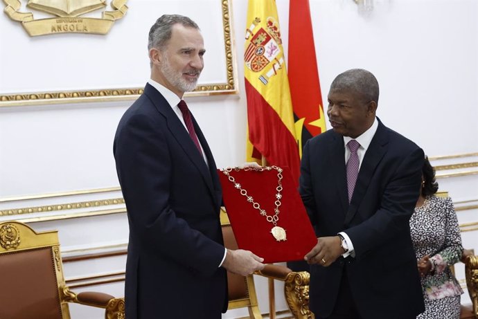 El Rey Felipe VI recibe del presidente de Angola, Joao Loureno, la condecoración de la Orden de Agostinho Neto
