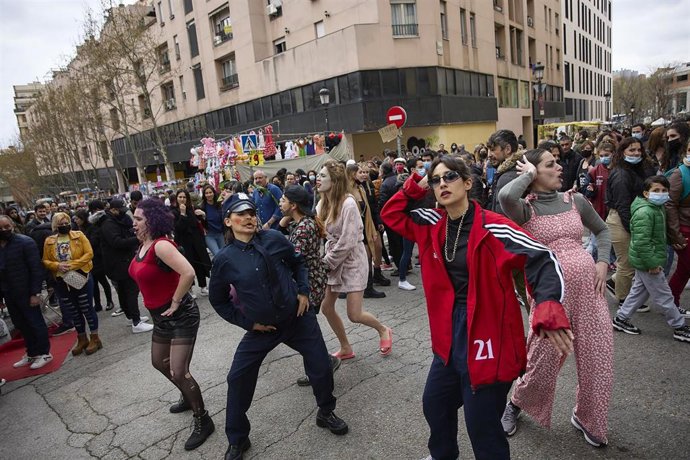 Archivo - Varios actores de la Escuela Internacional de Teatro Arturo Bernal realizan un pasacalle-performance en el Rastro durante la Semana del Teatro