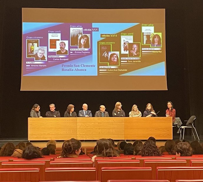 Los galardonados de las ediciones de 2020 y 2021 de los Premios Abanca San Clemente conversan con alumnado que formó parte del jurado. Santiago de Compostela.