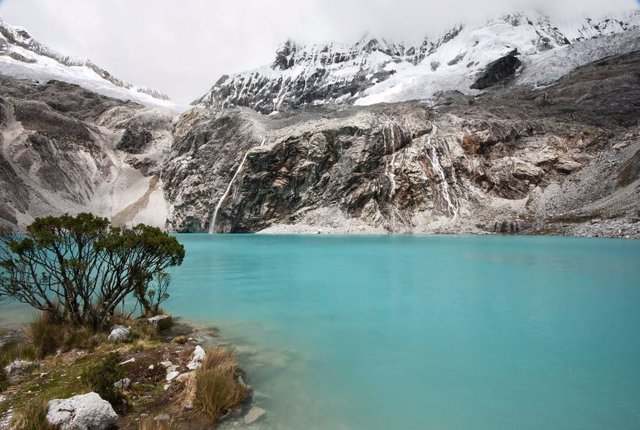 Lago glaciar en el Parque Nacional Huascarán (Perú)