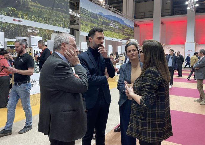 El conseller de Empresa y Trabajo, Roger Torrent, y la directora general de turismo de Catalunya, Marta Domnech, con la presidenta de la D.O. Montsant, Pilar Just, en la Barcelona Wine Week 2023