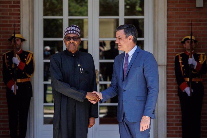 Archivo - El presidente del Gobierno, Pedro Sánchez (d), recibe al presidente de la República Federal de Nigeria, Muhammadu Buhari