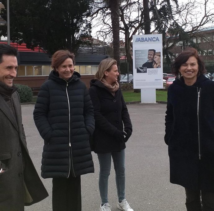Carmen Moriyón (segunda por la izda),  presidenta de Foro Asturias y candidata a la Alcaldía de Gijón, antes de reunirse  con la Directiva del Real Grupo de Cultura Covadonga (Gijón)