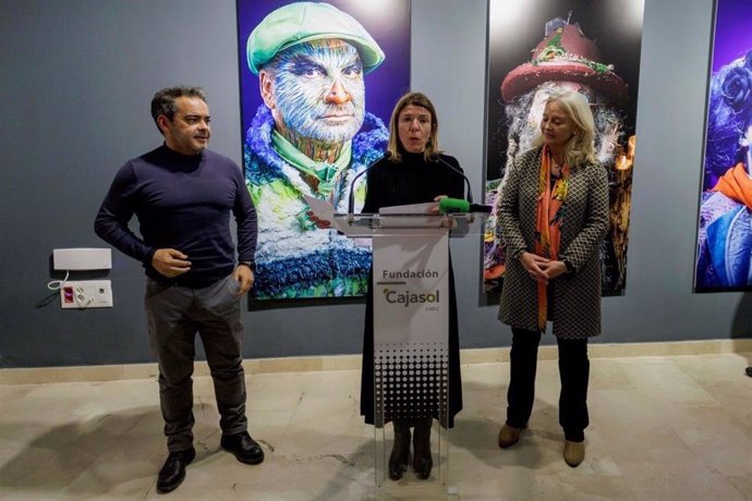 Mar Díez, delegada de la Fundación Cajasol en Cádiz, en la inaguración de la exposición 'Carnaval de improviso. Retratos urgentes: la trastienda del COAC