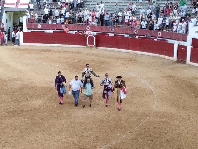 Archivo - José María Manzanares a hombros en una corrida de toros