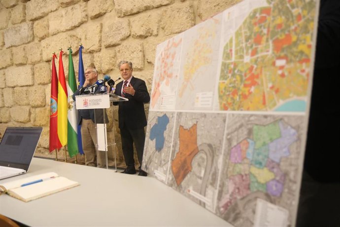 El delegado de Urbanismo del Ayuntamiento de Córdoba, Salvador Fuentes, en la rueda de prensa sobre la instalación de placas solares en viviendas del casco histórico.