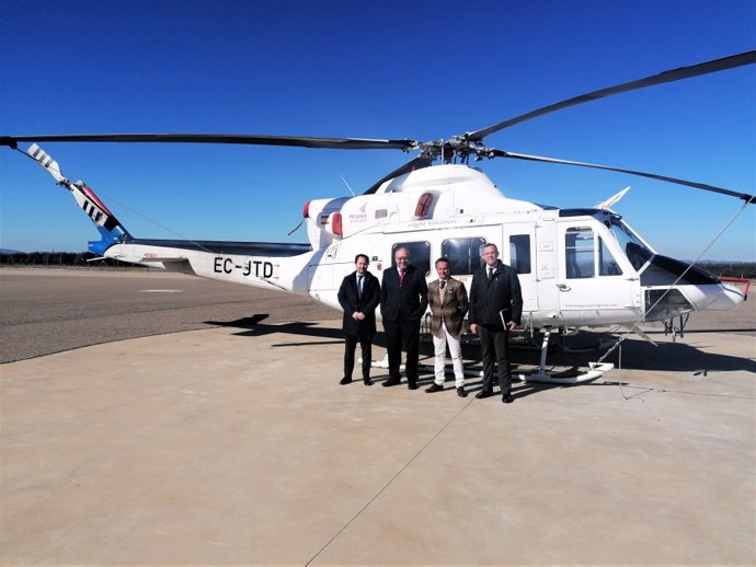 El gerente y el rector de la UCO con el vicepresidente y el CEO de Pegasus Aero Group, ante uno de los helicópteros de la compañía.