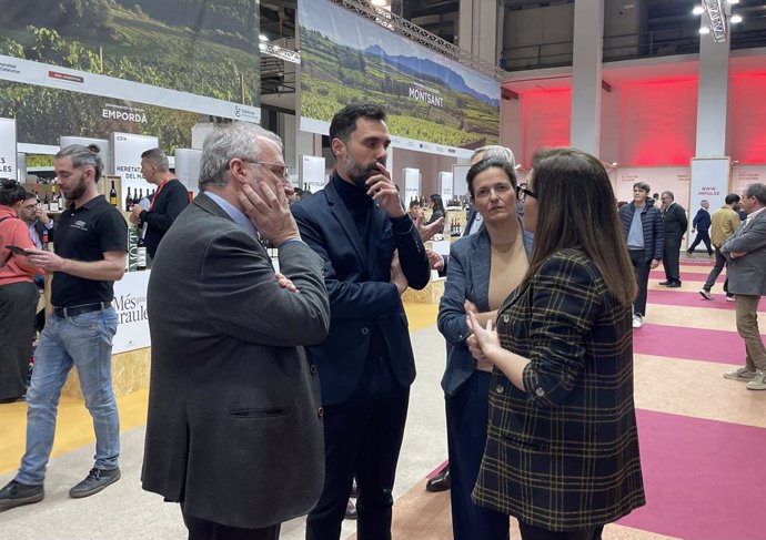 El conseller d'Empresa i Treball, Roger Torrent, i la directora general de Turisme de Catalunya, Marta Domnech, amb la presidenta de la DO Montsant, Pilar Just, en la Barcelona Wine Week 2023