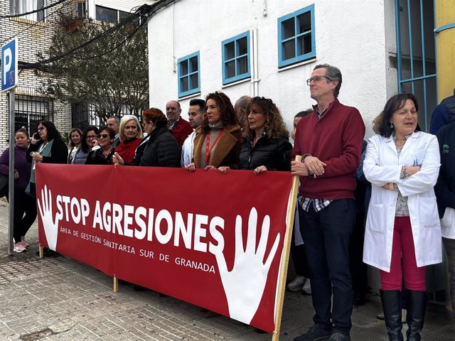 Concentración contra las agresiones a profesionales del Área de Gestión Sanitaria Sur de Granada