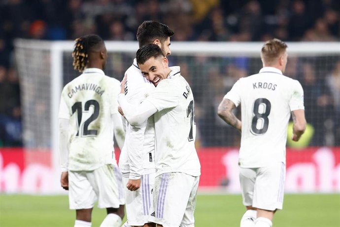 Jugadores del Real Madrid celebran un gol en el Santiago Bernabéu. 