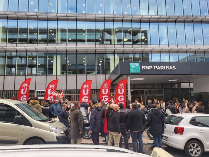 Protesta de los empleados de BNP Paribas frente al banco el 07/02/2023