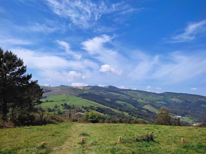 Archivo - Cielo con algunas nubes .
