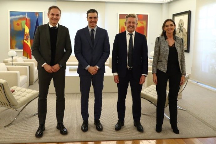 El presidente de Volkswagen, Oliver Blume; el presidente del Gobierno, Pedro Sánchez; el presidente de Seat y de ANFAC, Wayne Griffiths; y la ministra de Industria, Comercio y Turismo, Reyes Maroto.