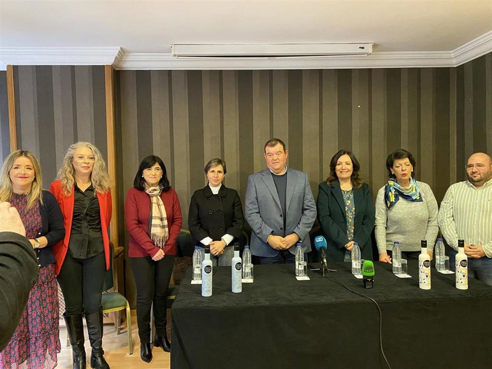 Presentación de la botella solidaria de Oro de Cánova