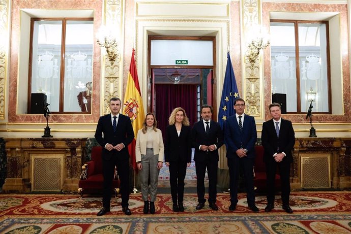 Los ponentes de la proposición de ley del comercio triangular junto a la presidenta del Congreso, Meritxell Batet, y el presidente del Parlamento de Canarias, Gustavo Matos