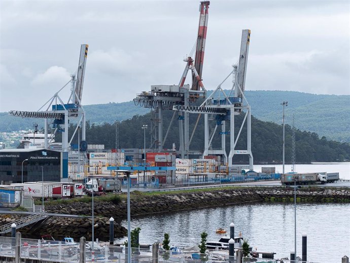 Archivo - Un millar de personas protestan frente a la fábrica de celulosa Ence por la contaminación de la ría por posibles vertidos de mercurio, a 19 de junio de 2022, en Pontevedra, Galicia, (España). La 'Marcha contra celulosas', que organiza cada año