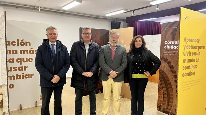 Visita a la muestra en el IES Guadalquivir.