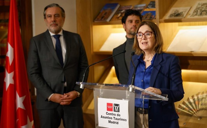 Marta Rivera de la Cruz y Enrique López En la inauguración de la Biblioteca Carriquiri en Las Ventas.