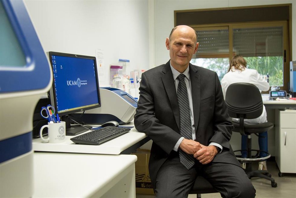Archivo - Juan Carlos Izpisua en uno de los laboratorios de la UCAM.