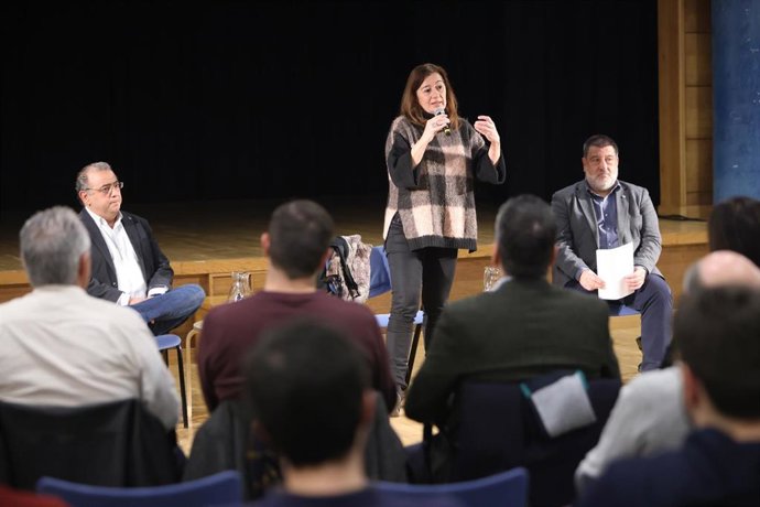 Armengol explica en Calvi las ayudas del Ejecutivo.