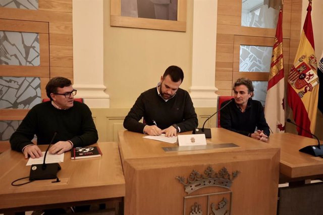 El alcalde de Cáceres, Luis Salaya, firma el acuerdo sobre los nuevos horarios de la Policía Local con los representantes de CSIF y UGT