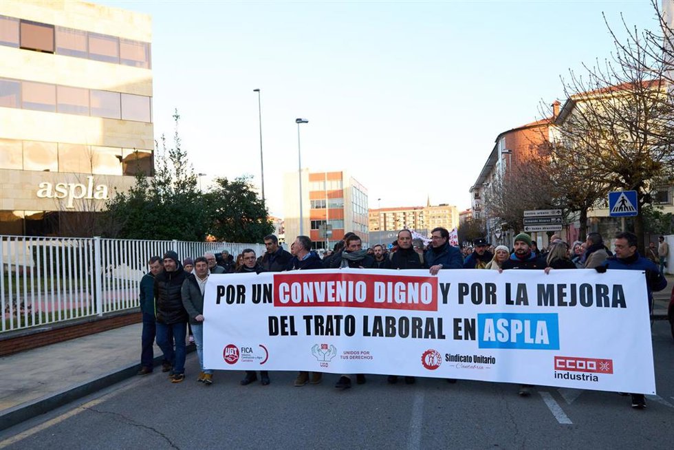 Trabajadores de la empresa Aspla sostienen pancartas durante la manifestación del lunes, 6 de febero, en Torrelavega