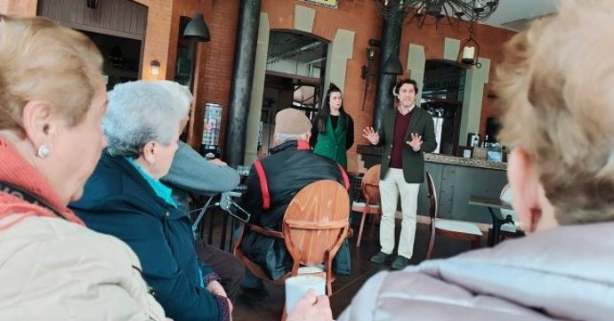 El parlamentario andaluz y portavoz de la Ejecutiva Provincial, Enrique Gaviño, junto a la candidata socialista a la Alcaldía en el municipio, Bella Canales, intervienen en un acto en la localidad.