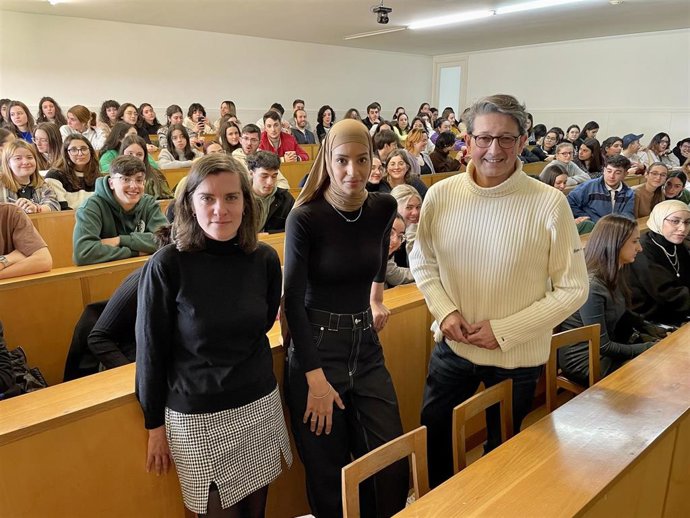 La actriz Hajar Brown ofrece una conferencia en la Facultade de Ciencias da Comunicación.
