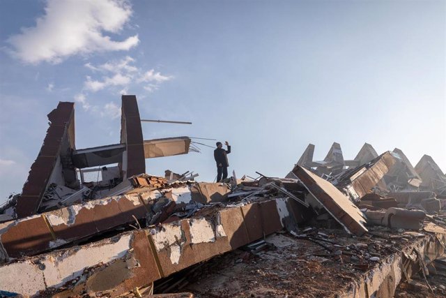 Edificio destruido en Turquía tras los fuertes terremotos del 6 de febrero