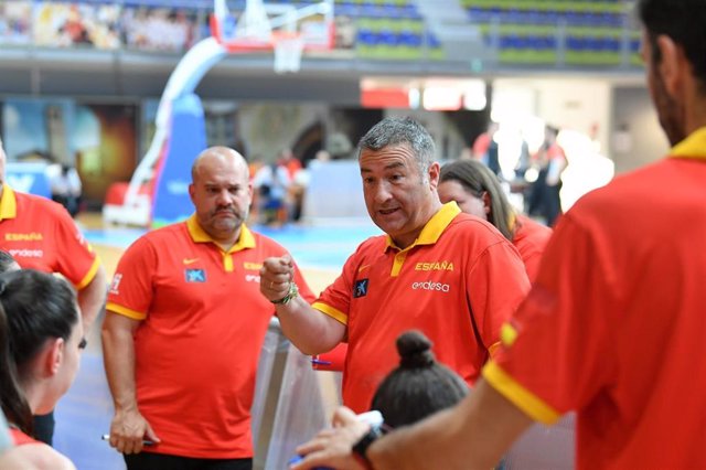 Archivo - El seleccionador femenino de baloncesto, Miguel Méndez.