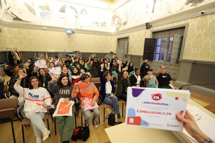 Un grupo de 60 chicos y chicas reciben el diploma acreditativo de "Embajadores" del programa Z16 del Ayuntamiento de Zaragoza