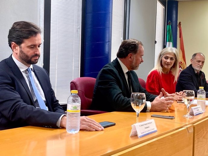 La consejera durante su encuentro con los empresarios de Huelva para el fomento de la FP Dual.