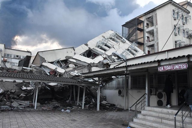 Edificio destruido en Turquía tras los devastadores terremotos del 6 de febrero